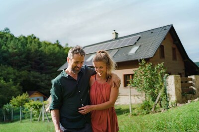 Zjistěte, jak funguje sdílení elektřiny mezi domácnostmi, kolik můžete ušetřit a jak začít – krok za krokem, i bez vlastní fotovoltaiky.